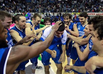 Los jugadores del Gipuzkoa Basket celebran su victoria ante el Cajasol.