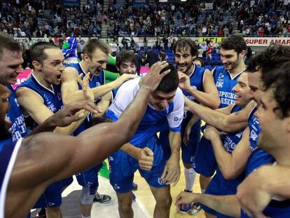 Los jugadores del Gipuzkoa Basket celebran su victoria ante el Cajasol.