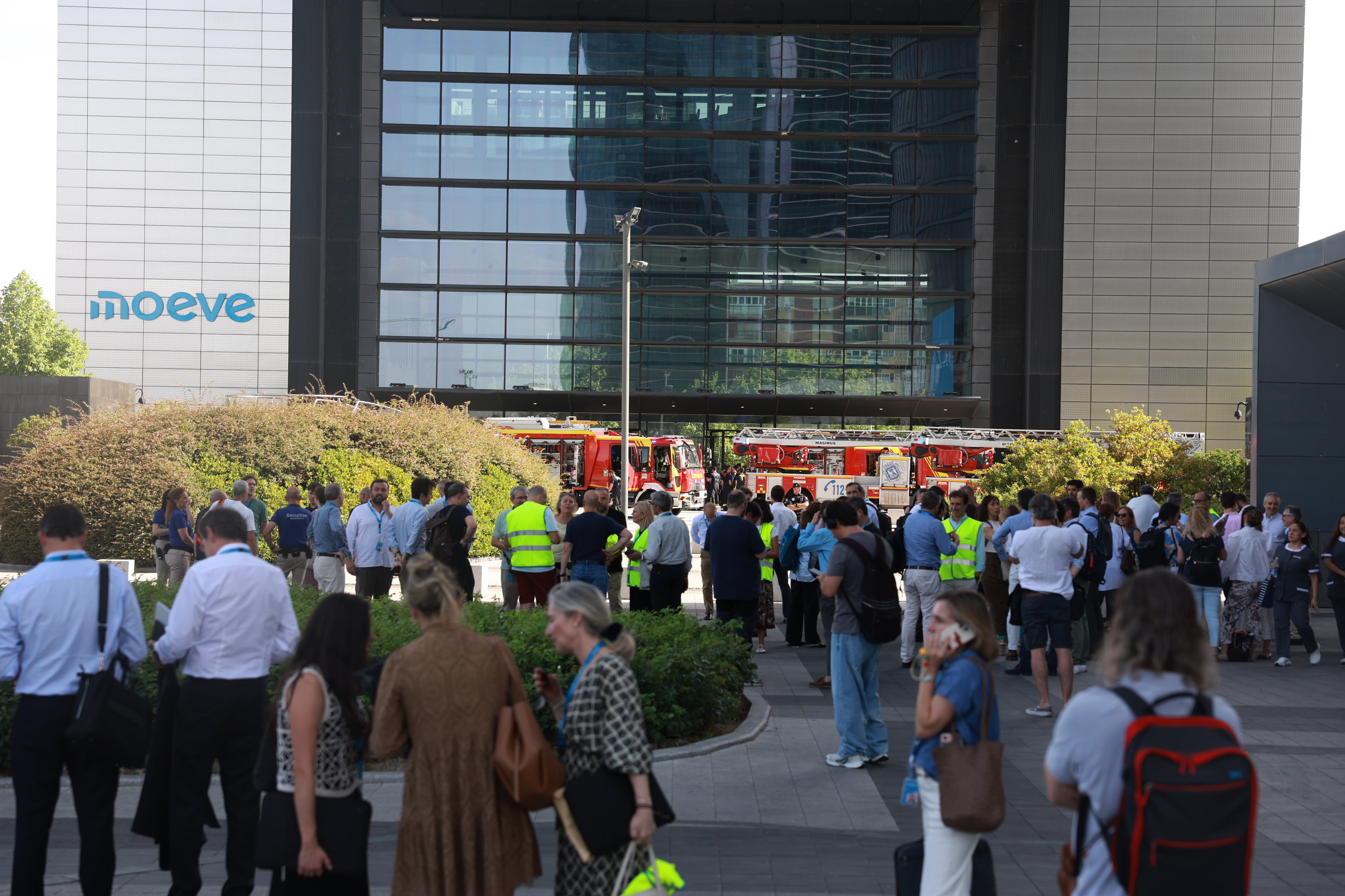 Teletrabajo para los empleados de la Torre Moeve de Madrid tras el incendio en el edificio