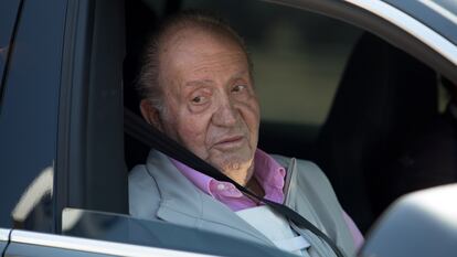 Juan Carlos I, a la salida del Hospital Quirón, en Pozuelo de Alarcón (Madrid), tras recibir el alta el 31 de agosto de 2019.