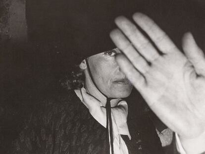 Greta Garbo, <i>cazada</i> a traición a la entrada de un club parisiense en los años cincuenta.