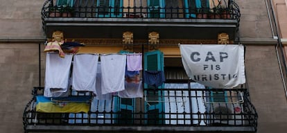 Cartel contra los pisos turísticos en un edificio de Barcelona.