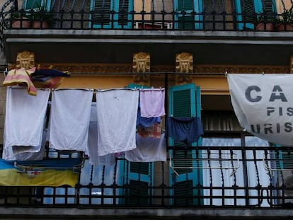 Cartel contra los pisos turísticos en un edificio de Barcelona.