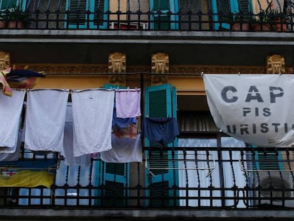 Carteles contra los pisos turísticos en la playa de la Barceloneta