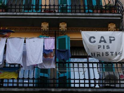 Carteles contra los pisos turísticos en la playa de la Barceloneta