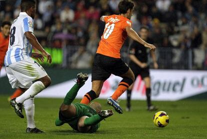 Prieto regatea al portero en el gol.