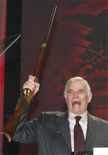 El actor Charlton Heston, en la convención de la Asociación Nacional del Rifle de EE UU celebrada en Orlando (Florida).