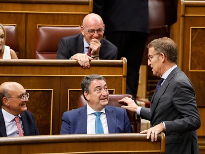 Feijóo, el pasado miércoles con el portavoz del PNV, Aitor Esteban, y demás diputados de esa formación.