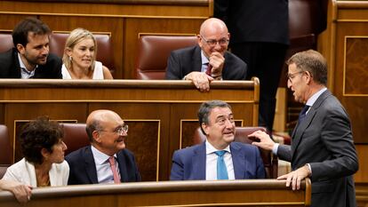 Feijóo, el pasado miércoles con el portavoz del PNV, Aitor Esteban, y demás diputados de esa formación.