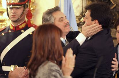 Alberto Fernández  palmea la cara de su sucesor, Sergio Massa, como jefe de gabinete de Cristina Fernández.