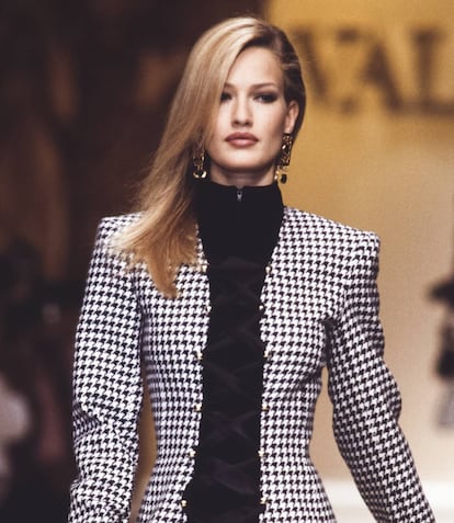 La modelo Karen Mulder, una de las más cotizadas de los noventa, camina sobre la pasarela en un desfile de Valentino en marzo de 1992.