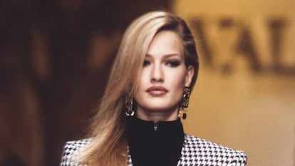 La modelo Karen Mulder, una de las más cotizadas de los noventa, camina sobre la pasarela en un desfile de Valentino en marzo de 1992.