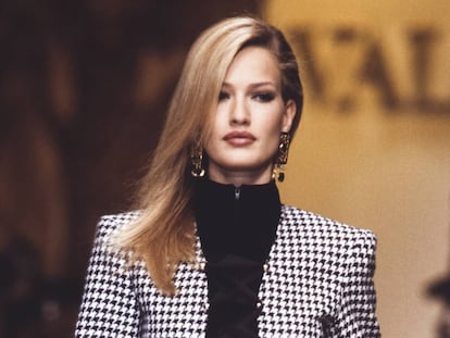 La modelo Karen Mulder, una de las más cotizadas de los noventa, camina sobre la pasarela en un desfile de Valentino en marzo de 1992.