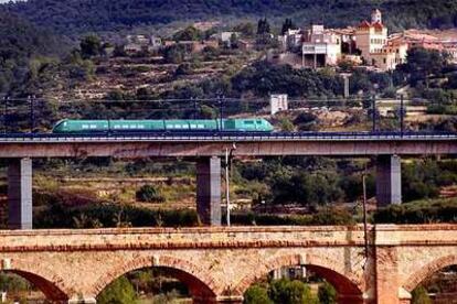 El tren de pruebas circula sobre la línea de alta velocidad a su paso por La Nou de Gaià.