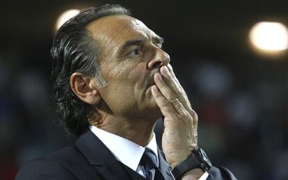 Prandelli, pensativo en la banda