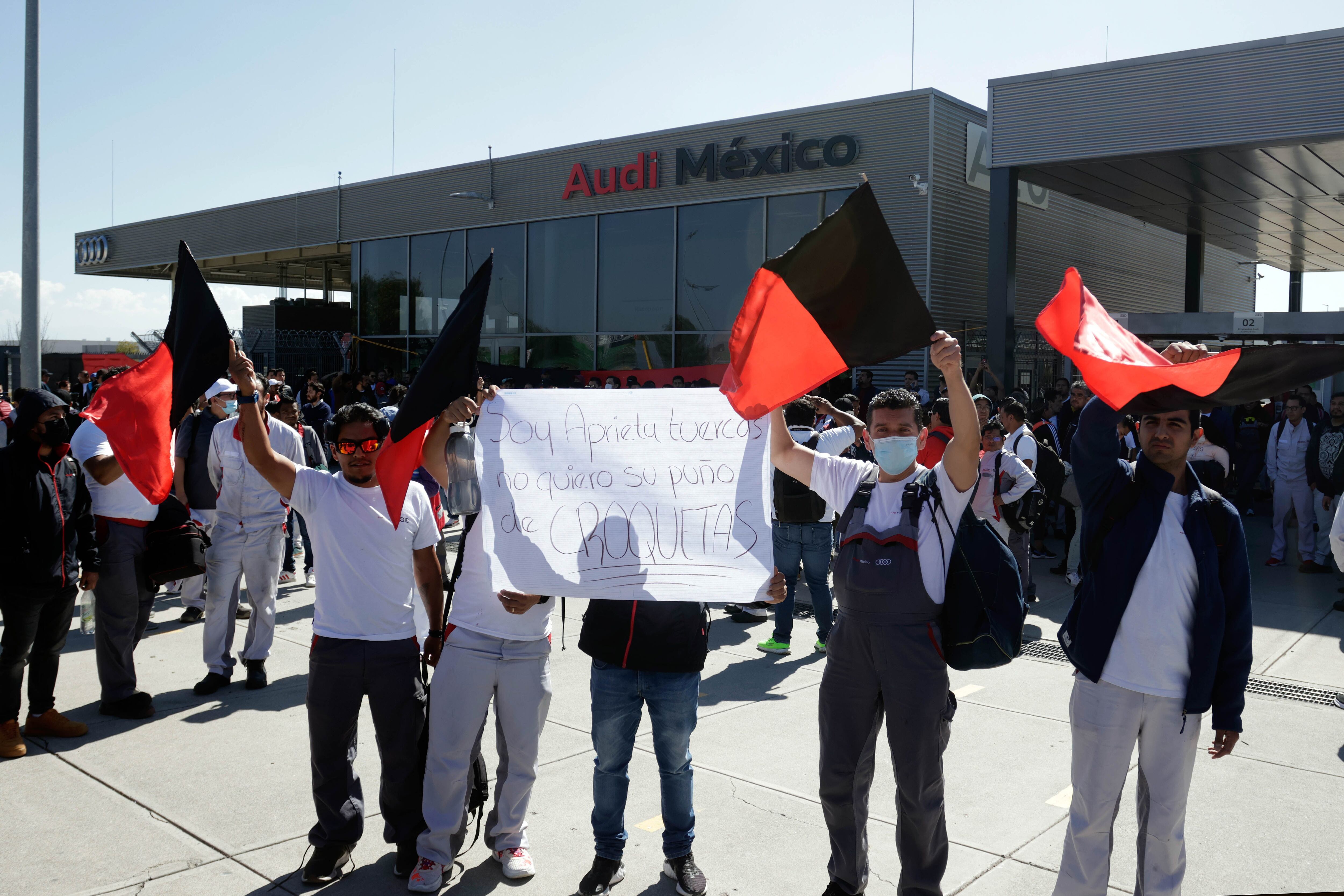 Trabajadores al estallar la huelga afuera de la planta de Audi en Puebla, el 24 de enero.