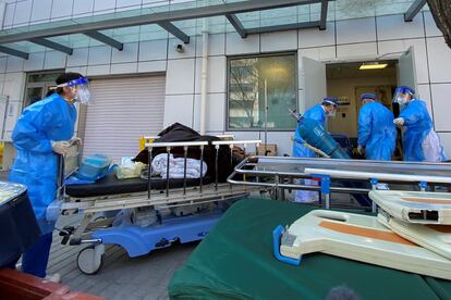 Medical workers with a patient at a Beijing hospital during the coronavirus outbreak in China, December 23, 2022. 