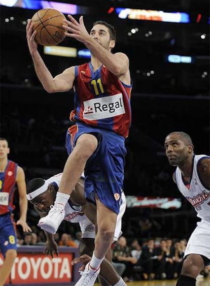 El escolta del Regal Barcelona entra a canasta durante el partido ante los Clippers