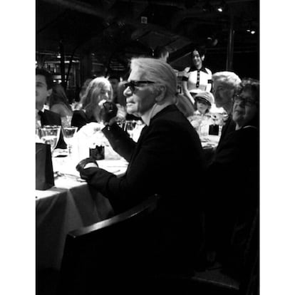 Alexa Chung se ha convertido en una de las mejores infilitradas de la fiesta. En su perfil de Instagram publicó esta imagen de Lagerfeld disfrutando de la cena sobre el río Hudson.