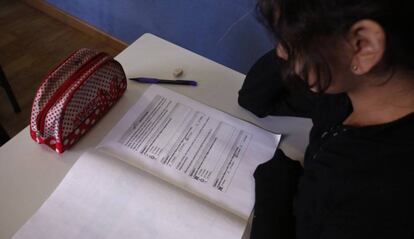 Una alumna de sexto de primaria del colegio Palacio Vald&eacute;s de Madrid. haciendo un examen.  