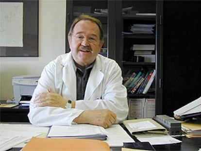 El andrólogo e internista Frank Comhaire, en su consulta.
