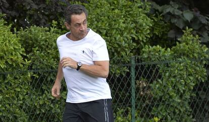 Nicolas Sarkozy corre en el Bois de Boulogne en París.