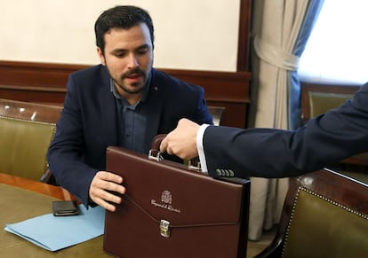 Alberto Garzón, diputado de Izquierda Unida, recibe la cartera tras formalizar su acta como diputado.