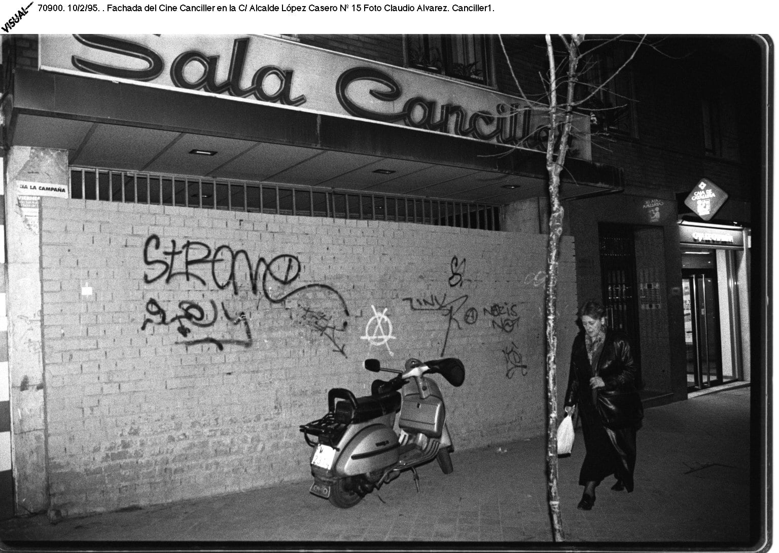 La puerta de Canciller, tapiada con un muro por orden municipal, en febrero de 1995. 