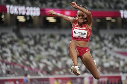 Ana Peleteiro, de España, compite en la final del triple salto femenino en los Juegos Olímpicos de Verano 2020. La atleta consiguió la medalla de bronce, subiendo al podio con 14,87m, tras batir dos veces la plusmarca nacional.