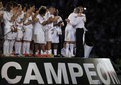 Los jugadores del Real Madrid celebran el campeonato con Mourinho.
