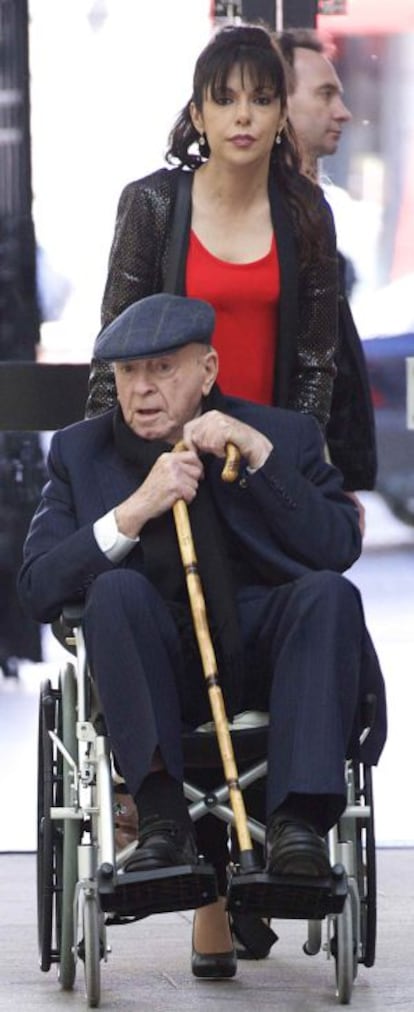 Alfredo Di Stefano, en silla de ruedas, es conducido por Gina González, el pasado 18 de marzo, en Madrid.