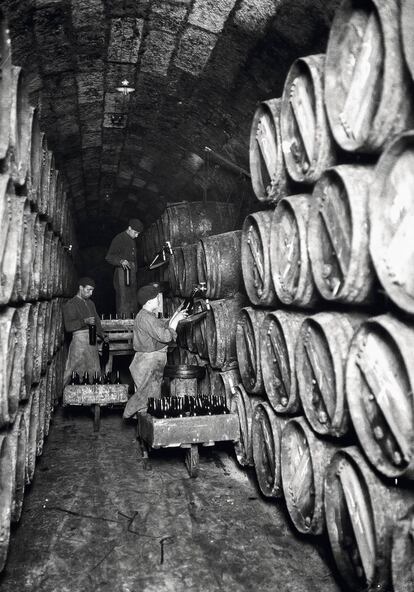 Barricas de roble de la bodega de Marqués de Riscal, en Elciego (Álava), en una imagen de finales del siglo XIX.