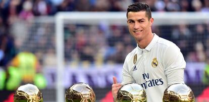 Cristiano posa con sus cuatro Balones de Oro.