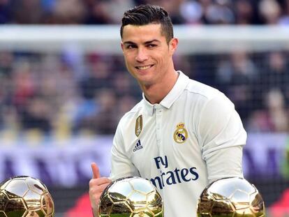 Cristiano posa con sus cuatro Balones de Oro.