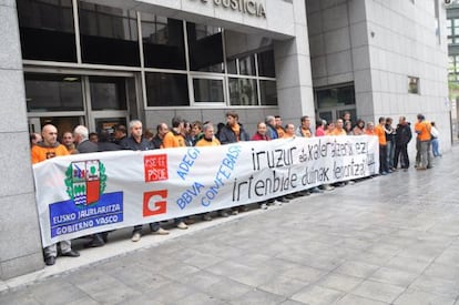 Trabajadores de Corrugados Azpeitia, en una imagen de archivo, se manifiestan en el Tribunal Superior de Bilbao.