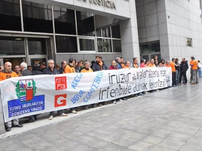Trabajadores de Corrugados Azpeitia, en una imagen de archivo, se manifiestan en el Tribunal Superior de Bilbao.