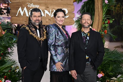 De izquierda, los directores de 'Vaiana 2', David Derrick Jr., Dana Ledoux Miller y Jason Hand, en el estreno de la película en Londres el 24 de noviembre de 2024.