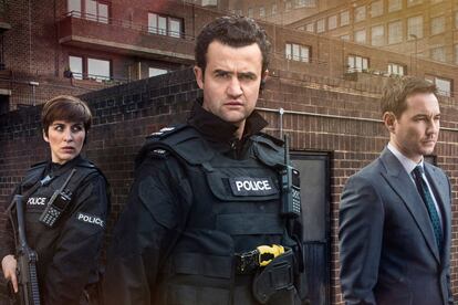 Esta serie británica es perfecta para el verano. Es una ficción de BBC que muestra otra cara de la policía, desde el departamento de asuntos internos. Tiene cuatro temporadas y cada una es independiente de la anterior, por lo que no hay que estar siguiendo una trama, aunque siempre es preferible ver este tipo de series en orden porque alguna conexión sí que hay. Es adictiva por su ritmo, por los cliffhangers, por sus buenas actuaciones con muy buenos personajes. Tiene ese punto en el que todos los personajes son grises, no existe el bien puro ni el mal puro, y con eso siempre es fácil empatizar. Sigue un poco la línea de otras series británicas policiales como 'Happy Valley' o 'Broadchurch', que bien podrían haber entrado en esta lista también. En España se puede ver al completo en Movistar + y las tres primeras entregas en Netflix.