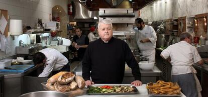 El padre Lezama, fundador del grupo, en la cocina del Caf&eacute; de Oriente.