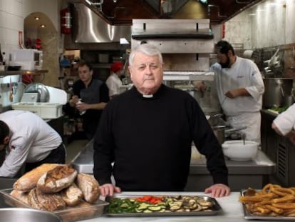 El padre Lezama, fundador del grupo, en la cocina del Caf&eacute; de Oriente.