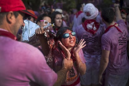 El Ayuntamiento de Haro ha repartido casi 3.000 litros de vino, a los que se han unido los cerca de 127.000 aportados por los más de 10.000 romeros, en esta insólita "batalla", que ya es Fiesta de Interés Turístico Nacional y que aspira a lograr el título de internacional en 2016.