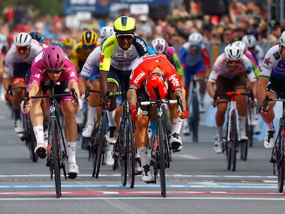 Démare, a la izquierda, lanza su bicicleta para ganar en Scalea.