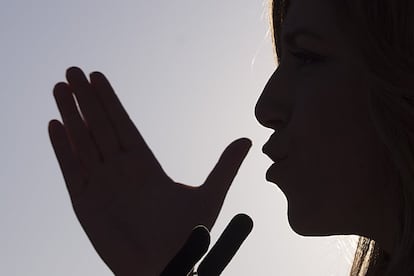 Silueta del perfil de Susana Díaz, en un momento del mitin.