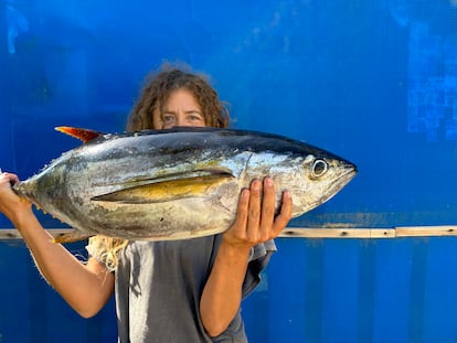 Gloria Pidal muestra un pescado que acaba de coger de las aguas mexicanas.