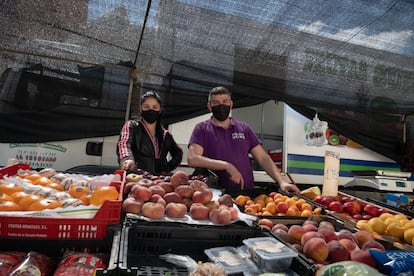 Blanca González (19 años) y José Manuel González (41), en su puesto de fruta del mercadillo de Cedillo.