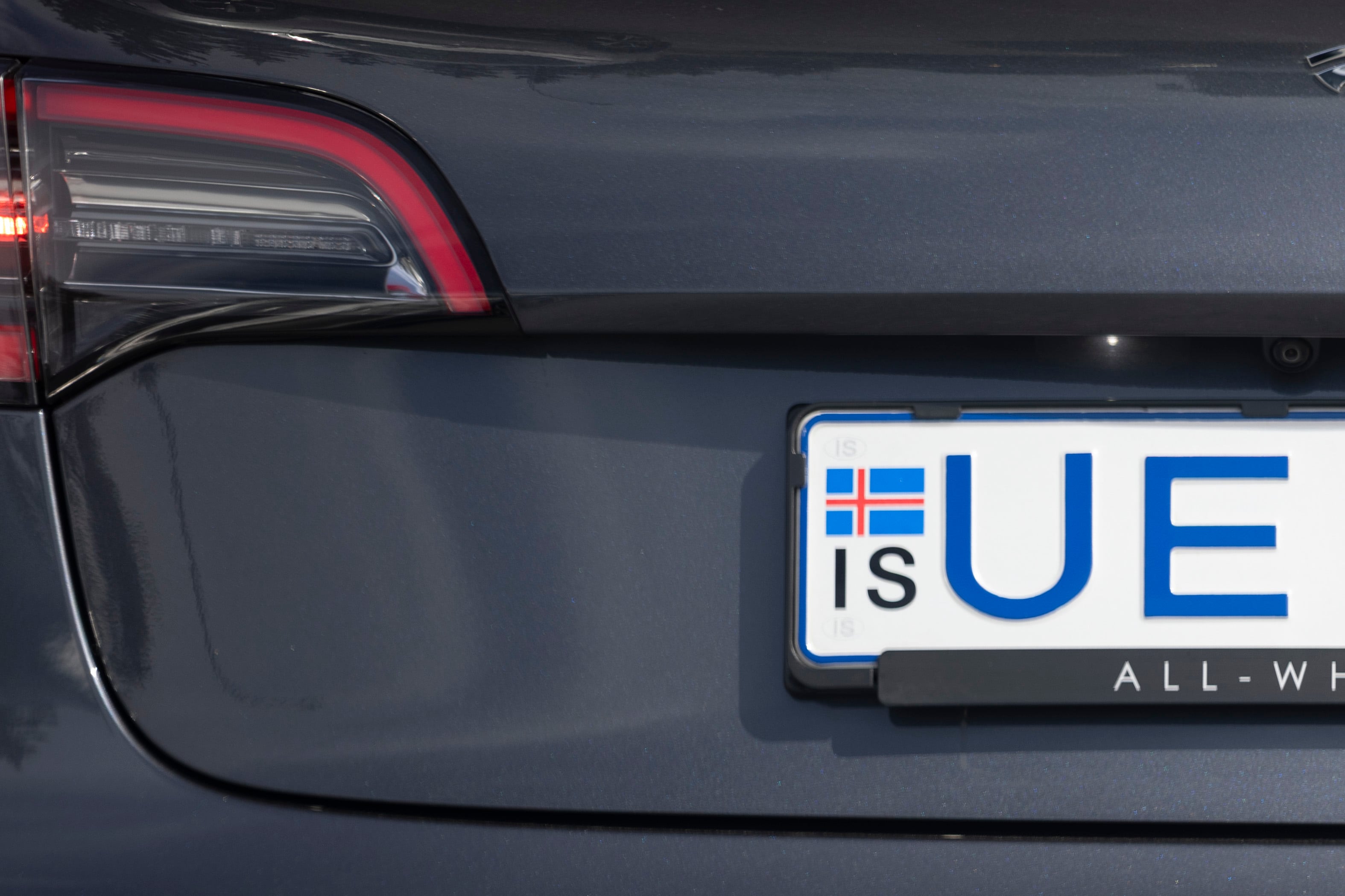 Matrícula de una coche islandés que comienza con las letras UE, en junio en Reiakivik.