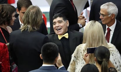 Pie de Foto: O ex-craque Diego Maradona ao chegar ao Palário do Kremlin, em Moscou, para o sorteio da Copa 2018.
