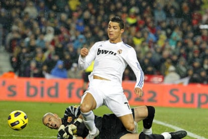 Cristiano disputa el balón con Valdés en una acción en la que el portugués pidió penalti.