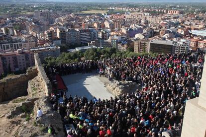 Un momento del acto de homenaje  a Juanjo Garra en la explanada de la Seu Vella de Lleida.