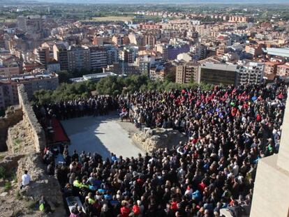 Un momento del acto de homenaje  a Juanjo Garra en la explanada de la Seu Vella de Lleida.